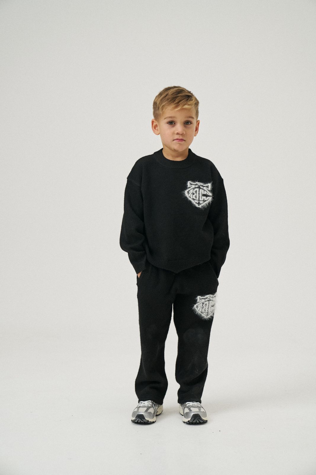 JUNIOR MONOGRAM FLUFFY KNIT CREW - BLACK