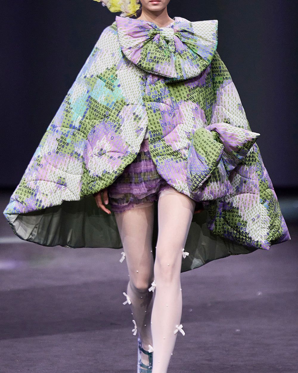 PRINTED QUILTED BOW PUFFER CAPE