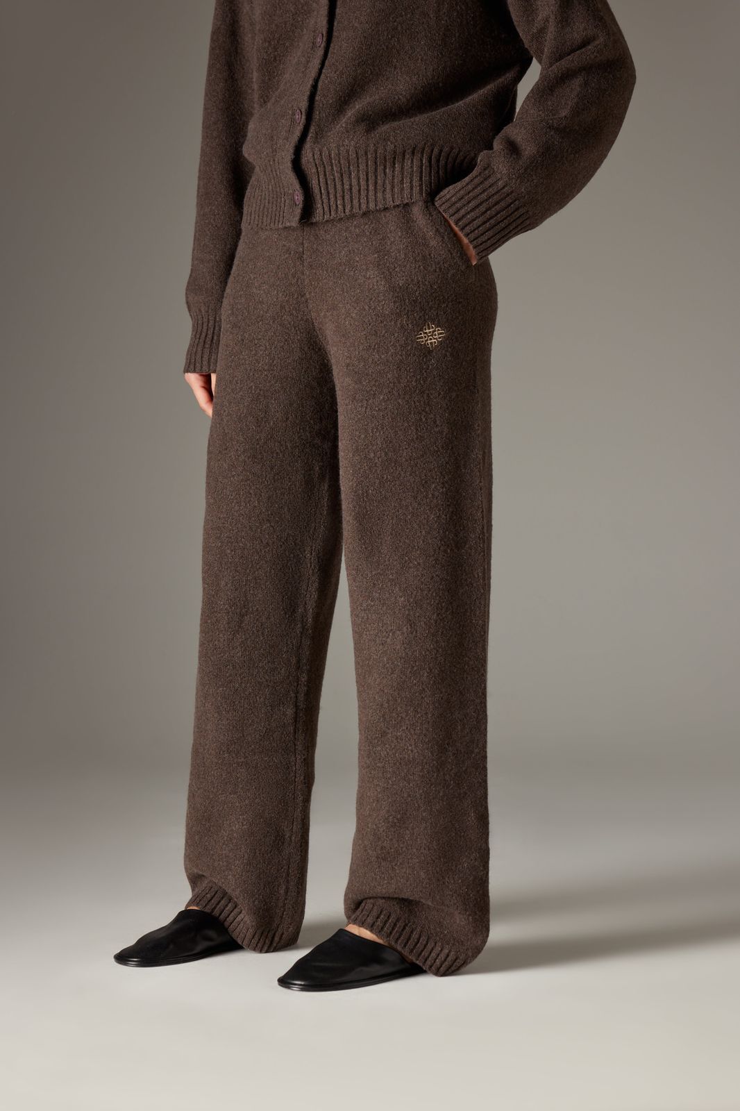 FLUFFY KNIT EMBLEM EMBROIDERED JOGGER - BROWN
