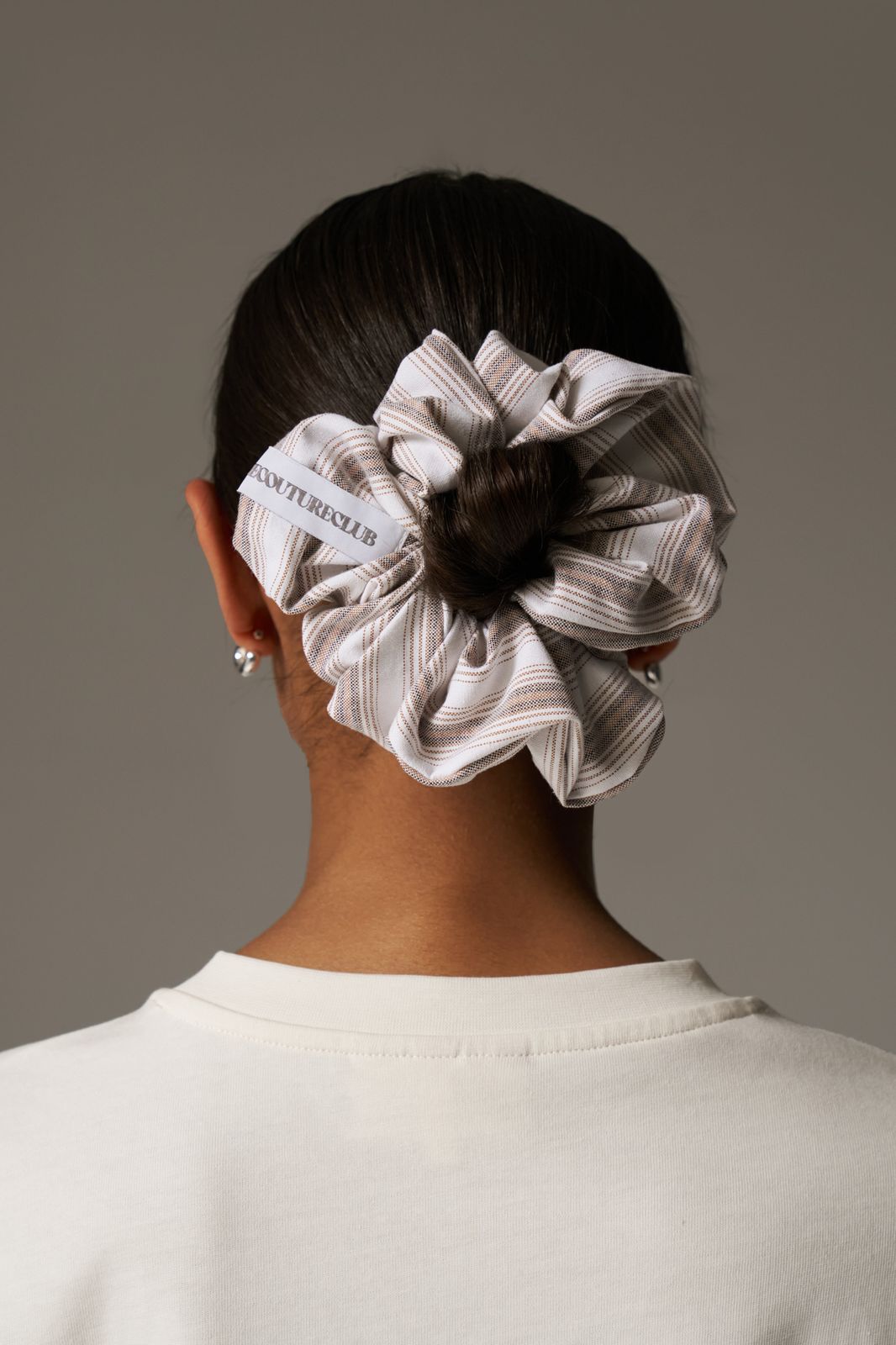 STRIPE BRANDED SCRUNCHIE - BEIGE