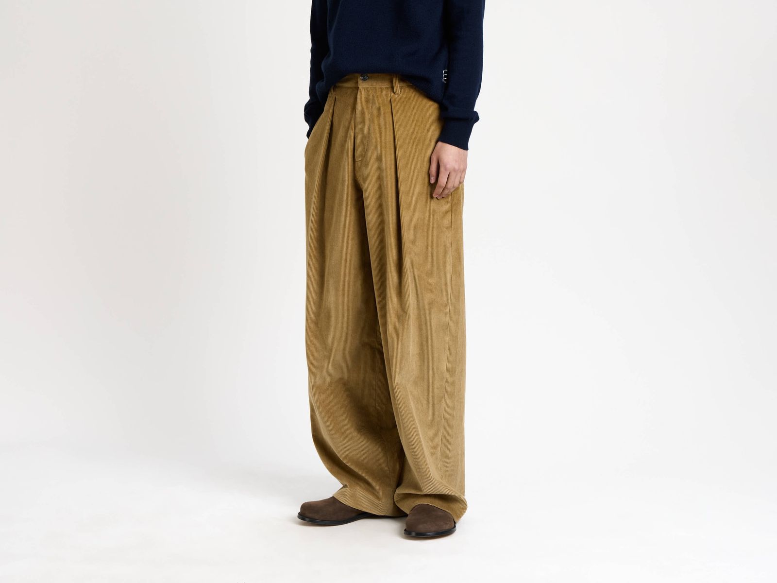 MENS SINGLE PLEAT TROUSERS IN BISCUIT