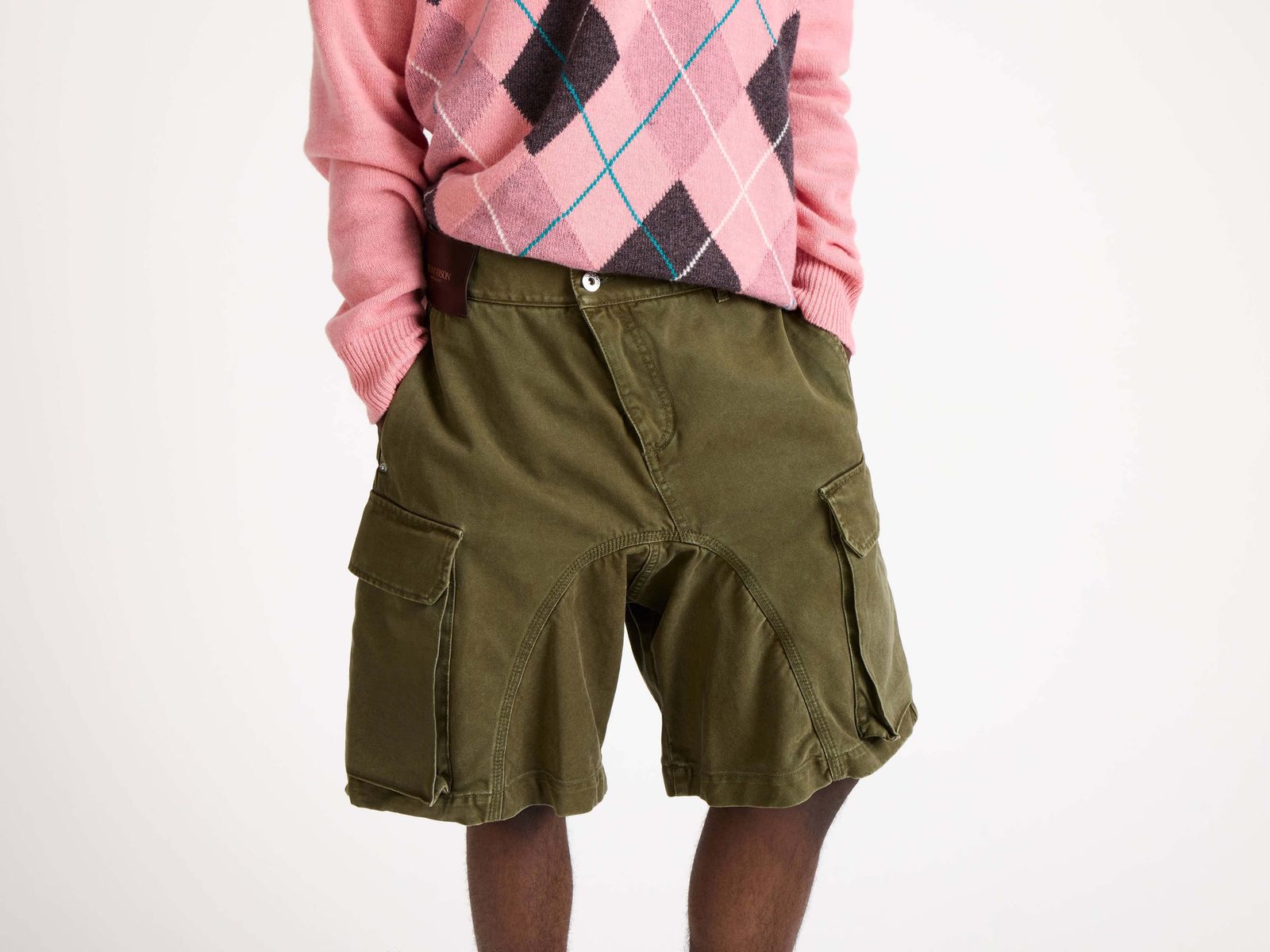 MENS TWISTED PATCH POCKET SHORTS IN KHAKI