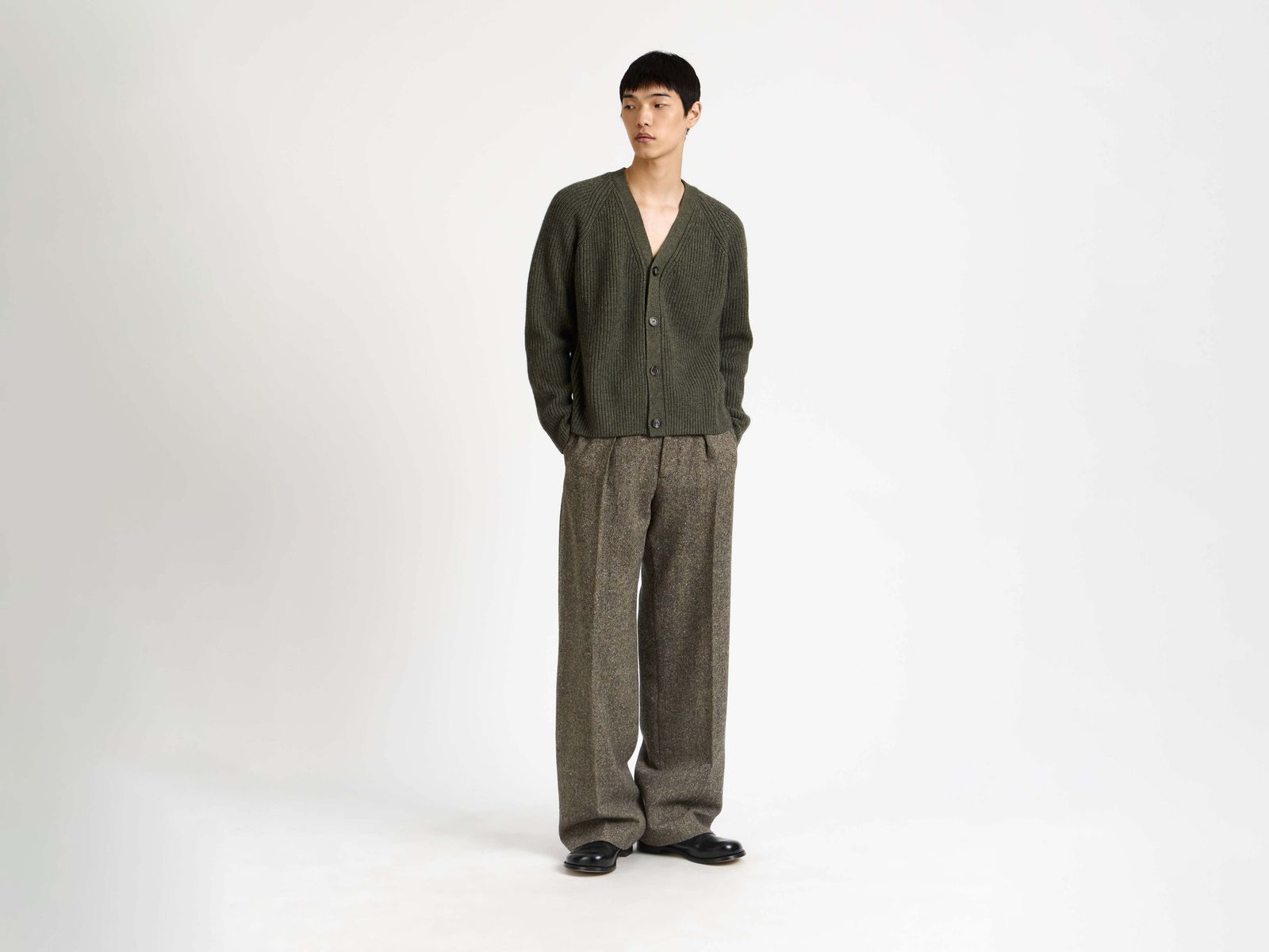 MENS V-NECK CARDIGAN IN HUNTER GREEN