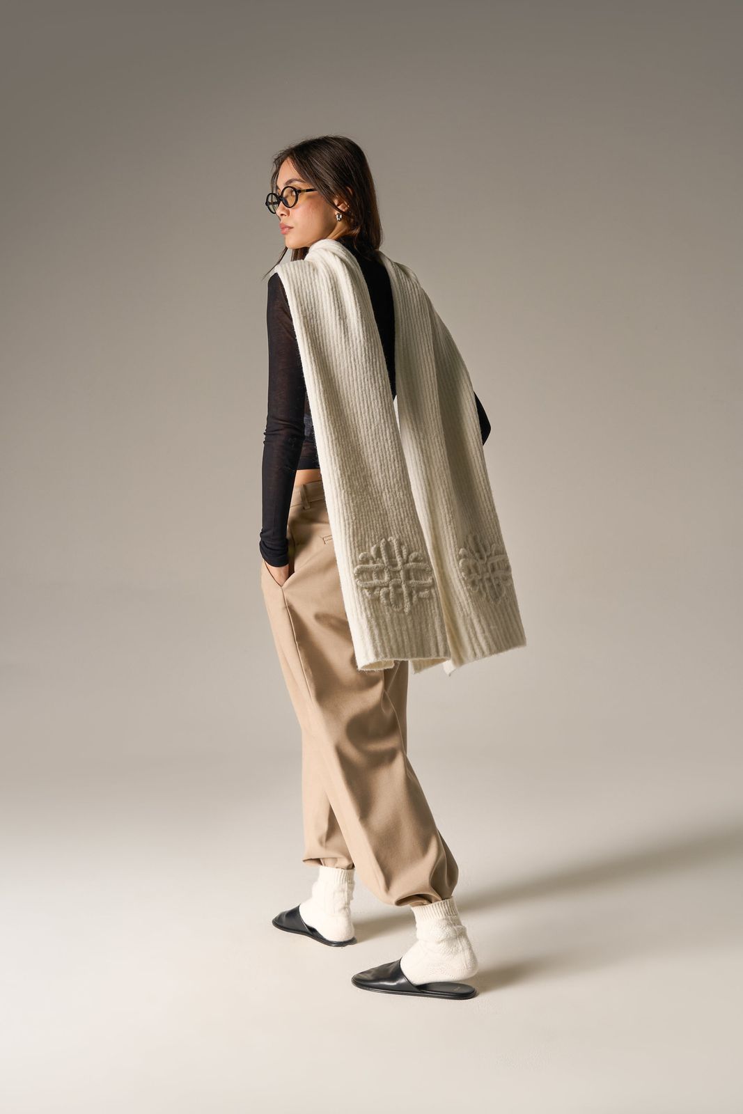 EMBLEM KNITTED SCARF - OFF WHITE