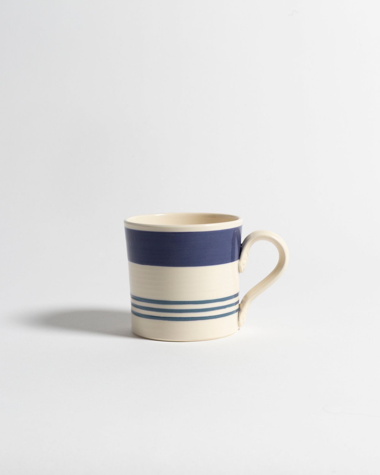 NICHOLAS MOSSE SHAMROCK MUG IN LIGHT BLUE & ECRU