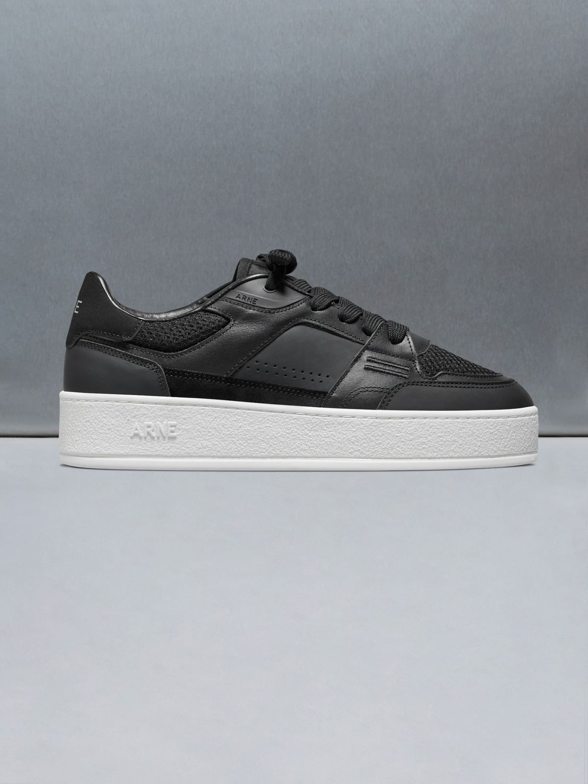 Arena Trainer 2.0 in Black