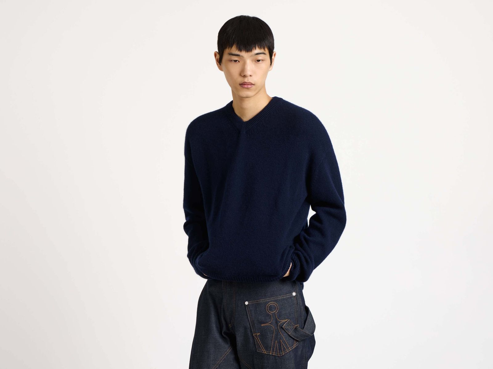 MENS V-NECK CASHMERE JUMPER IN NAVY