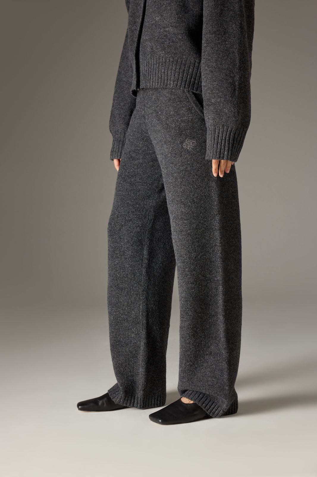 FLUFFY KNIT EMBLEM EMBROIDERED JOGGER - CHARCOAL