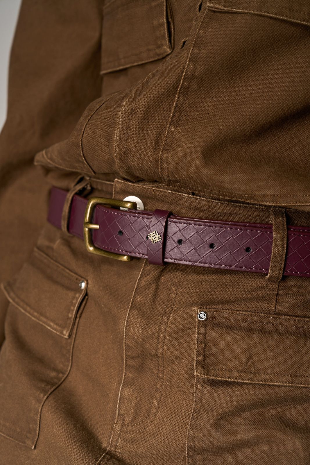 EMBLEM FAUX LEATHER WOVEN BELT - BURGUNDY