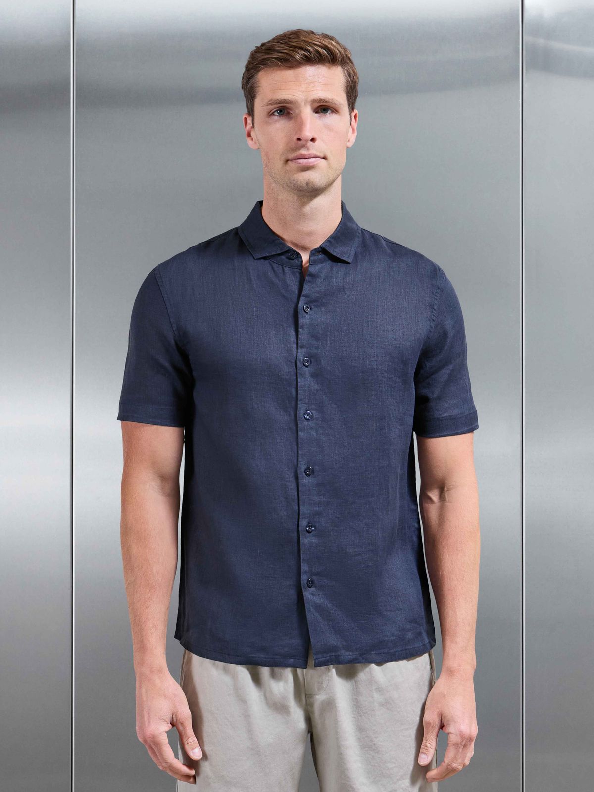 Linen Short Sleeve Cutaway Collar Shirt in Navy