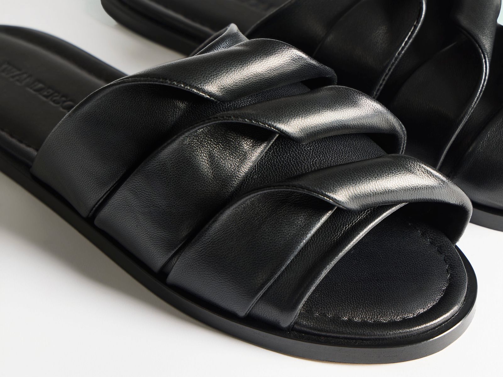 CL_WOMENS CONTRASTING LEATHER COIL SLIDE