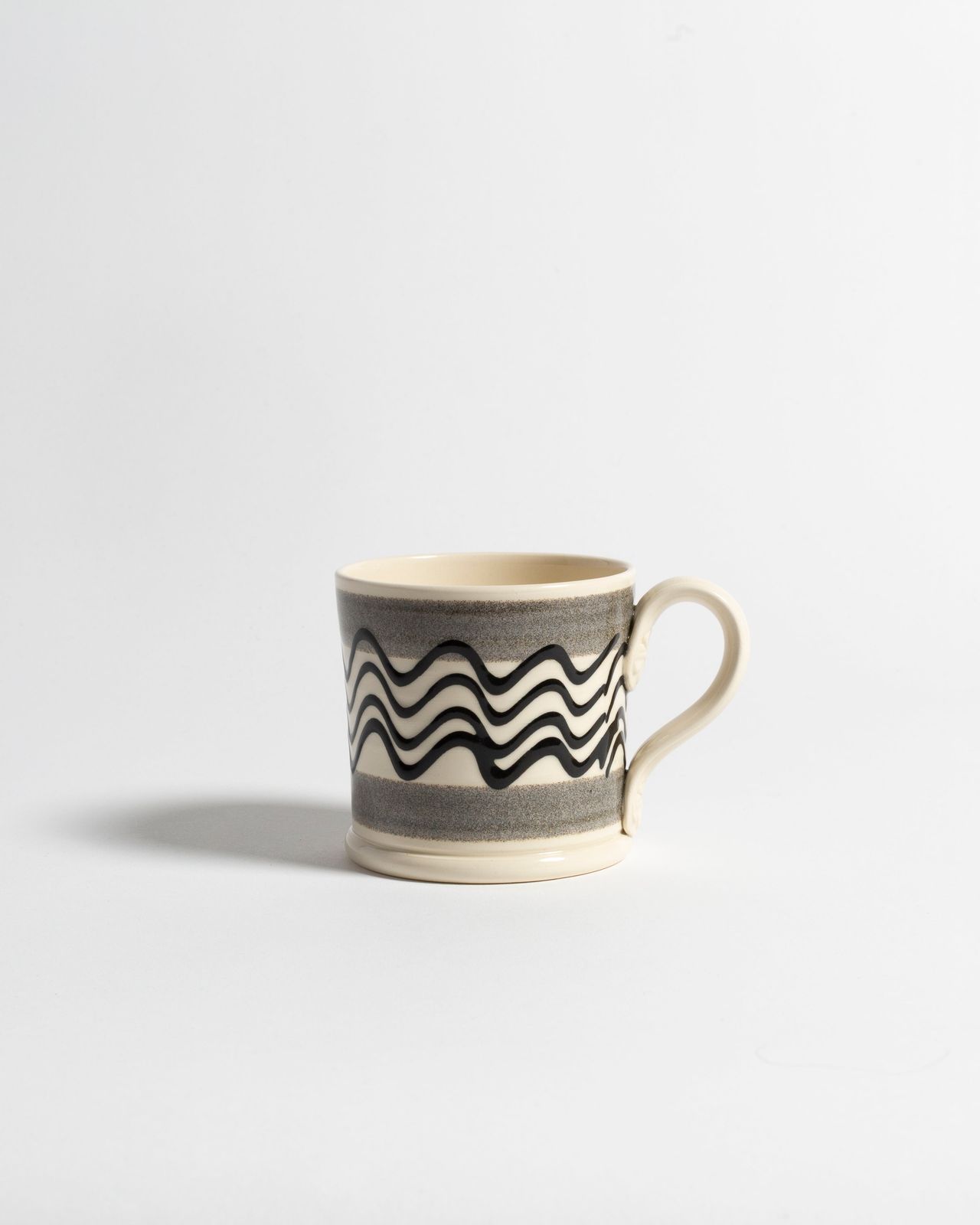 NICHOLAS MOSSE SHAMROCK MUG IN BLACK & ECRU