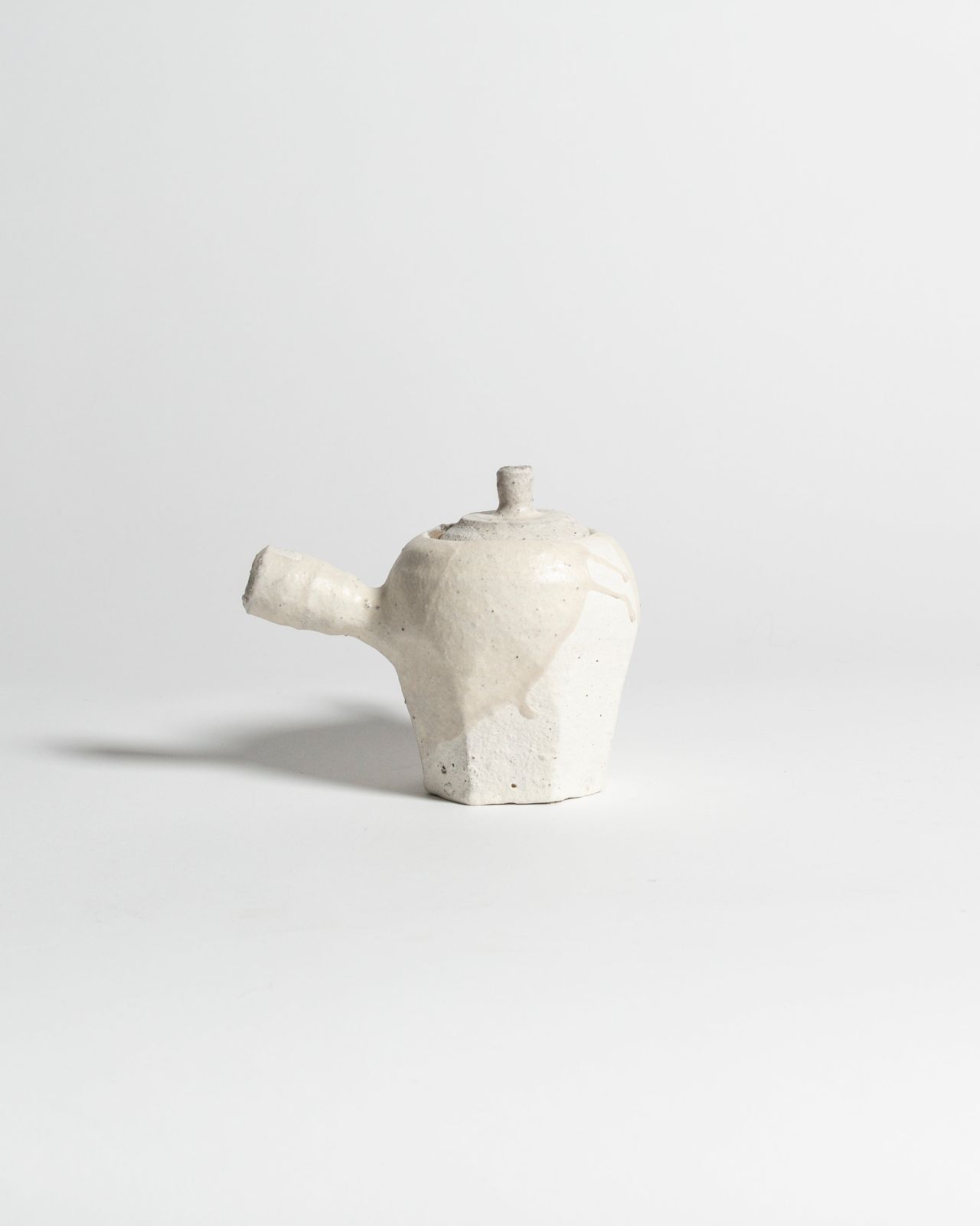 AKIKO HIRAI LONG FACETED SIDE HANDLE TEAPOT IN WHITE