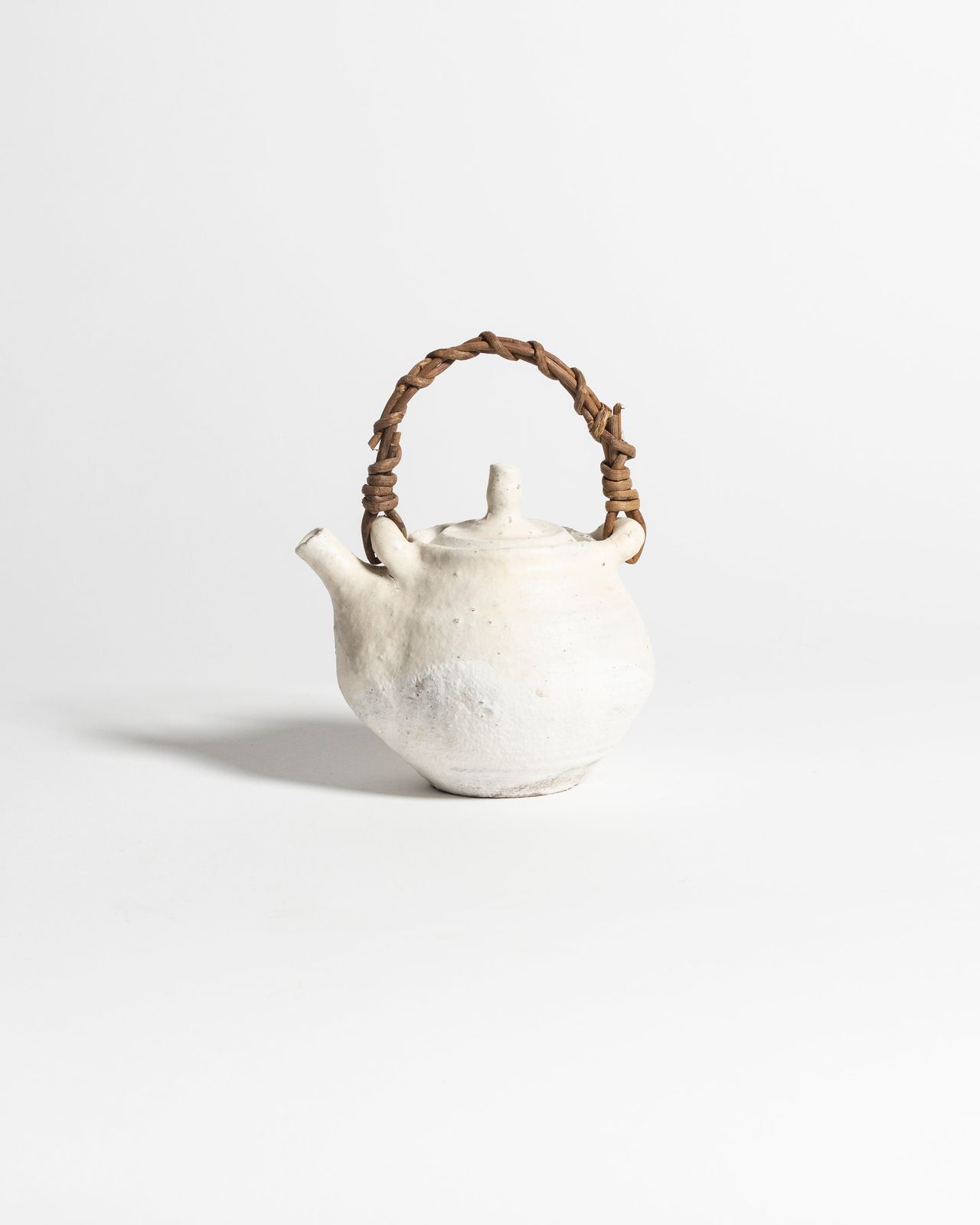 AKIKO HIRAI KOHIKI ROUND PLAIN TEAPOT WITH CANE HANDLE