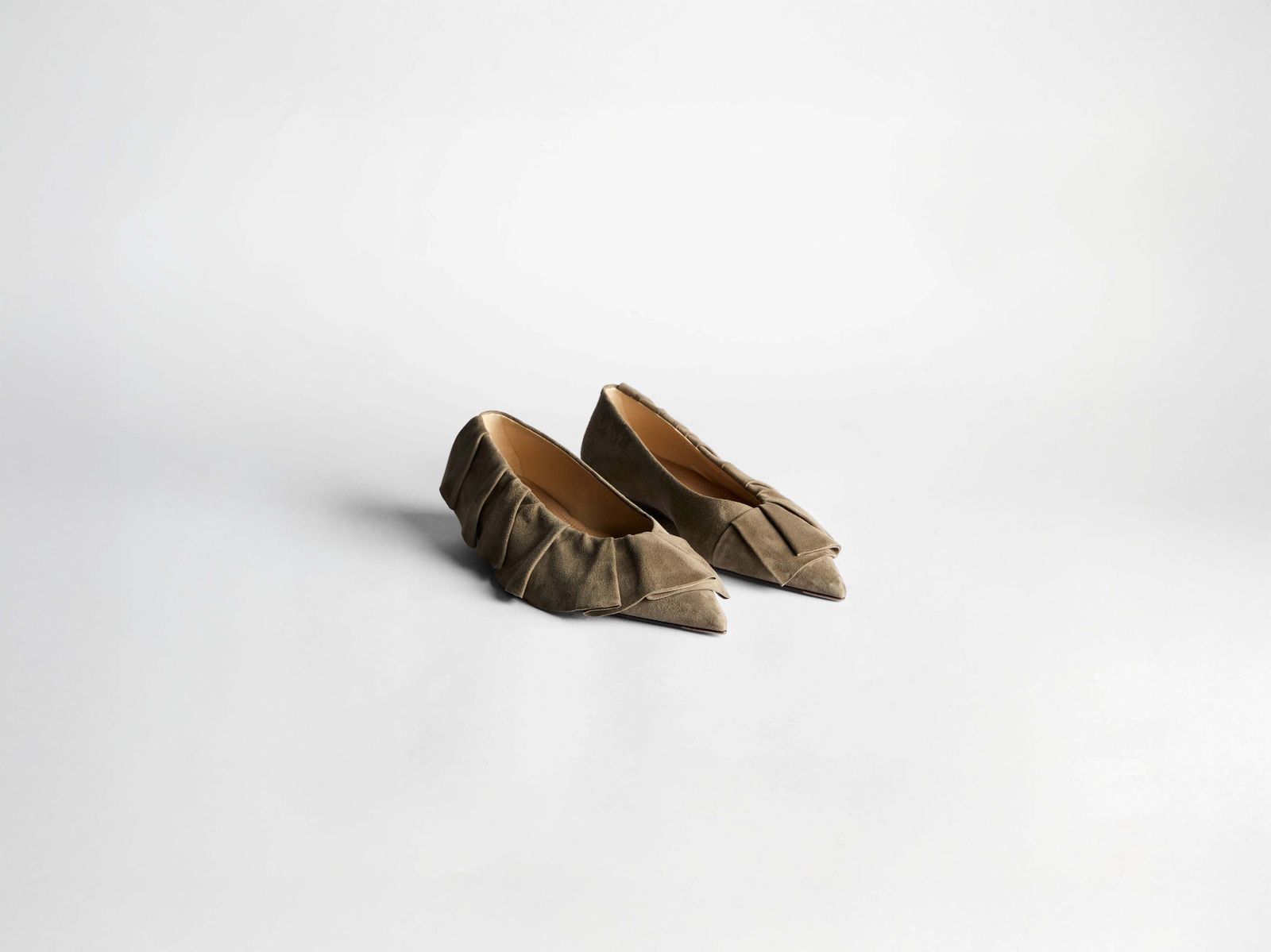 WOMENS RUFFLE BALLERINA FLATS IN GREY