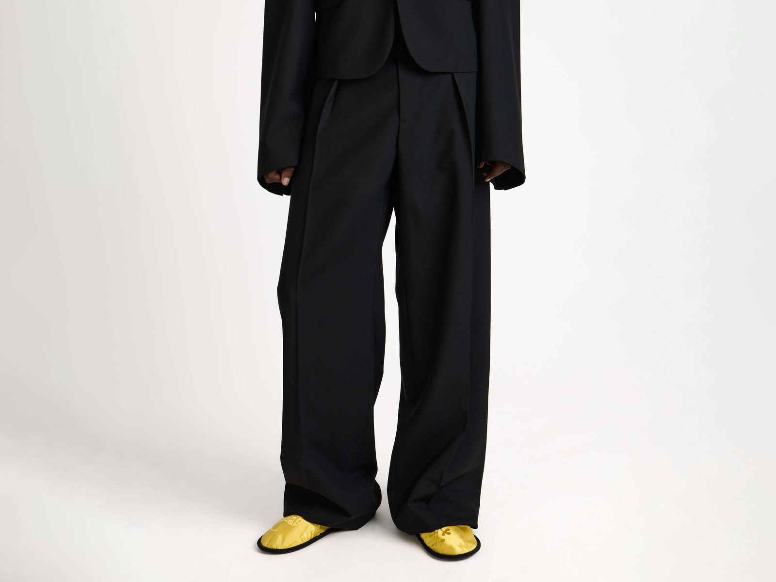 MENS STRAIGHT LEG TROUSERS IN BLACK