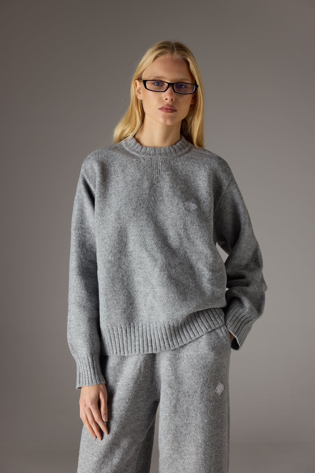 FLUFFY KNIT EMBLEM EMBROIDERED CREW - GREY MARL