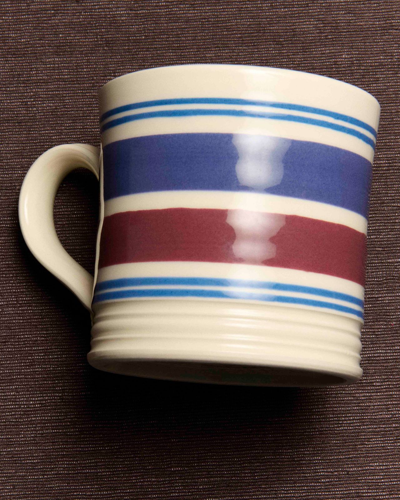 NICHOLAS MOSSE SHAMROCK MUG IN BLUE & BURGUNDY
