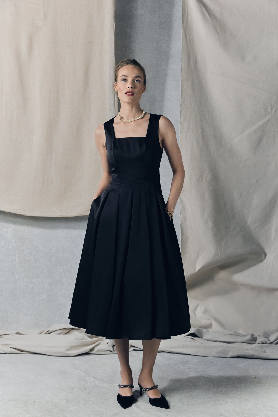 Apsley Sleeveless Dress (Black)