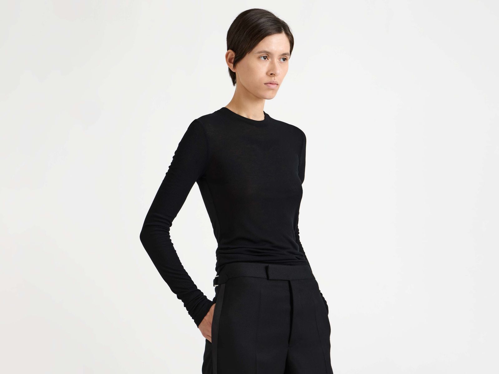 WOMENS LONG SLEEVE CREW NECKLINE TOP IN BLACK