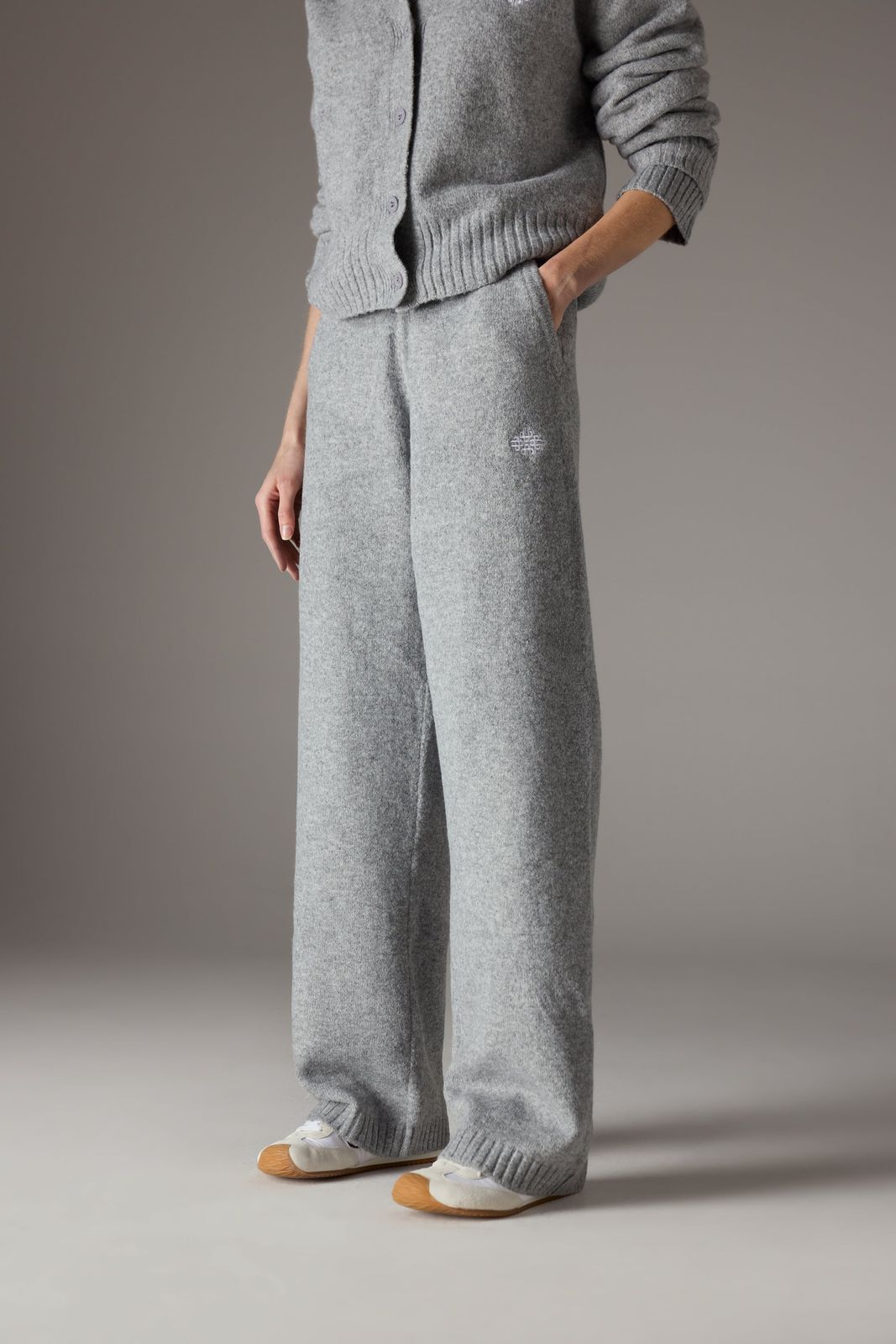 FLUFFY KNIT EMBLEM EMBROIDERED JOGGER - GREY MARL