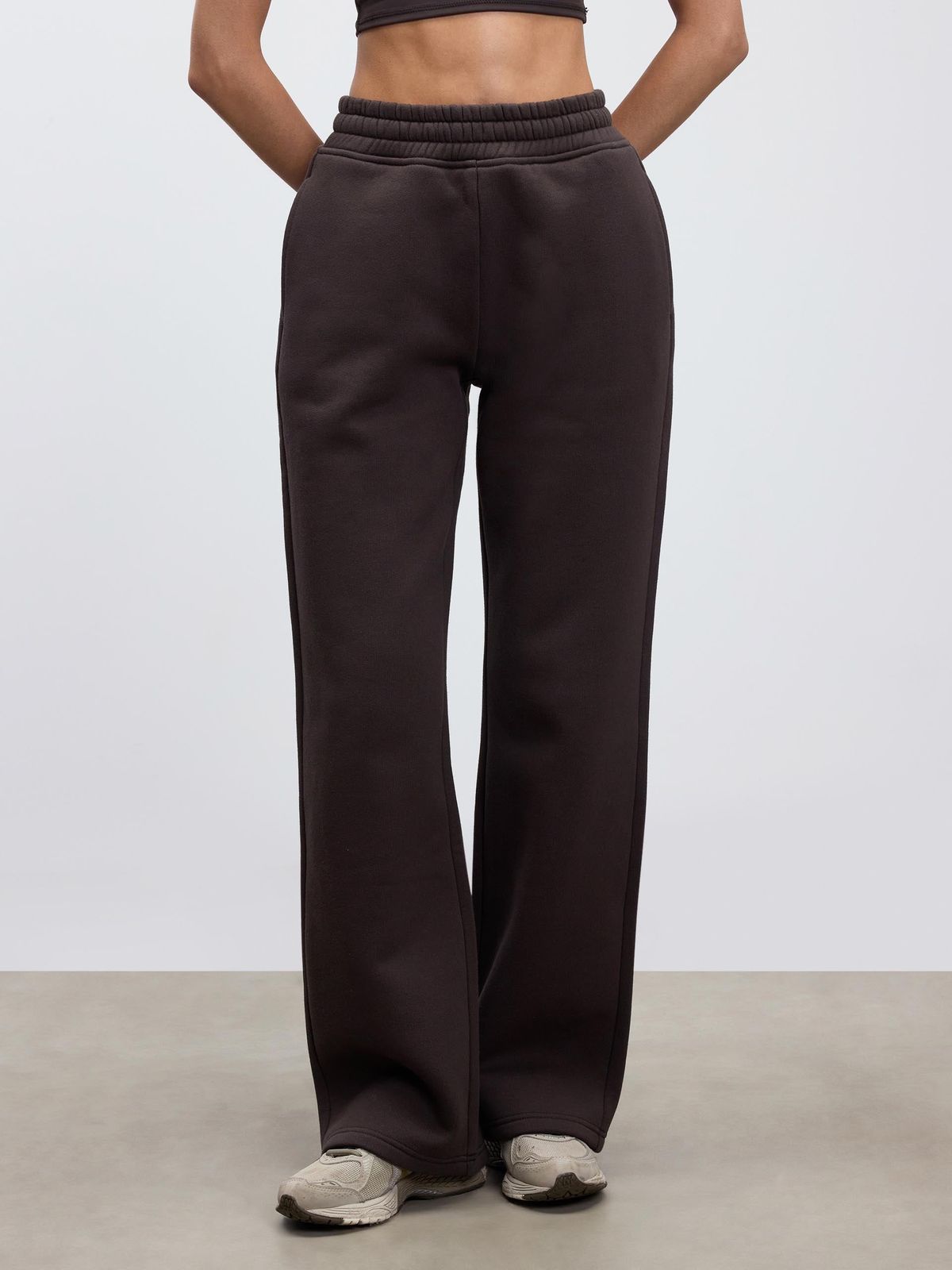 Womens Relaxed Straight Leg Jogger in Brown