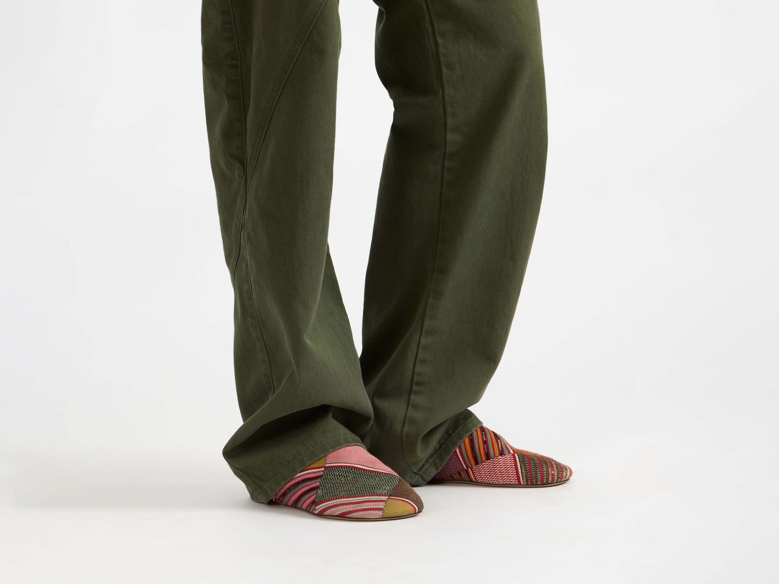 MENS SLIPPER MULES IN RED & MULTI